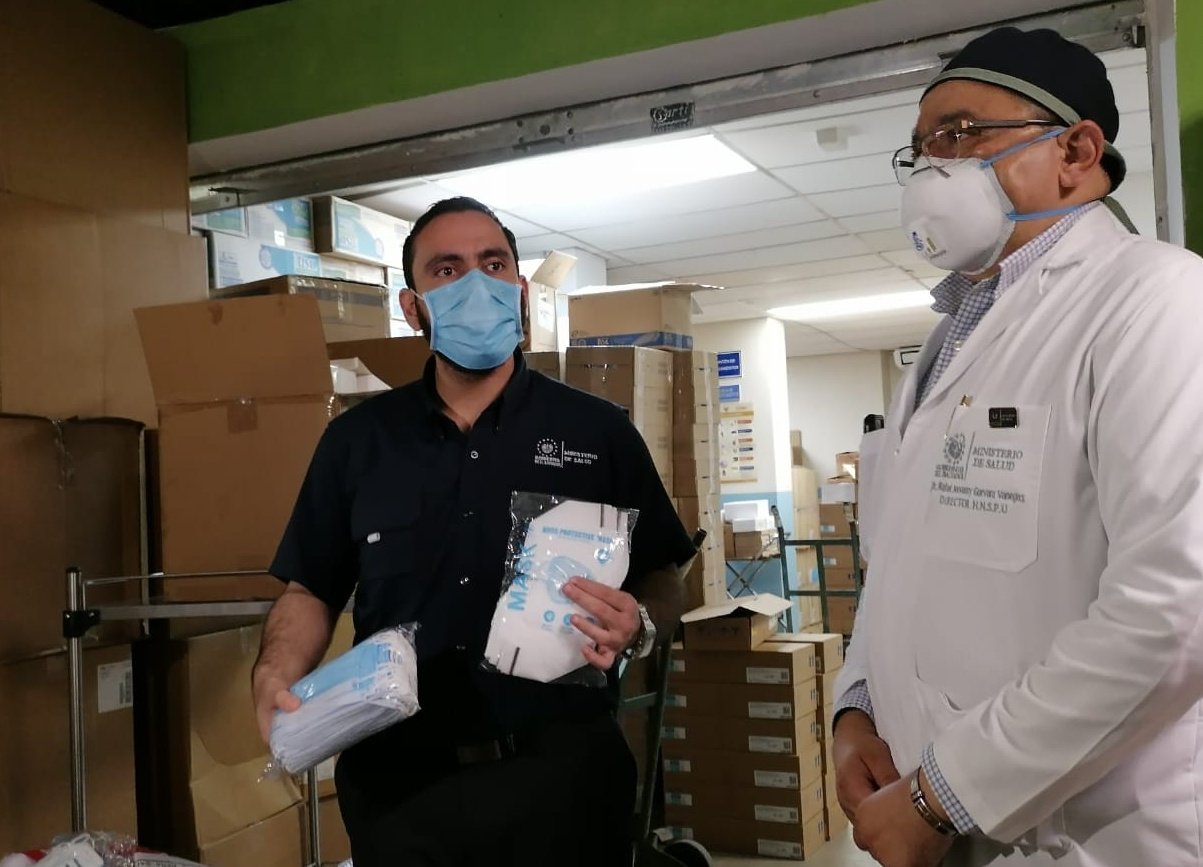 Ministro de Salud lleva insumos médicos al personal de primera línea del Hospital de Usulután ministro-de-salud-lleva-insumos-medicos-al-personal-de-primera-linea-del-hospital-de-usulutan